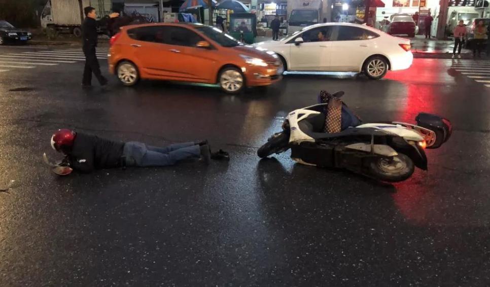 电动车后座载人被“立规矩”，宝妈怒讨说法：怎么接送孩子？