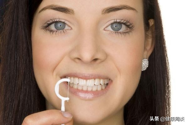牙齿的黄泥别再用手抠教你一招,牙齿缝凹槽里有黑色的怎么清洗掉