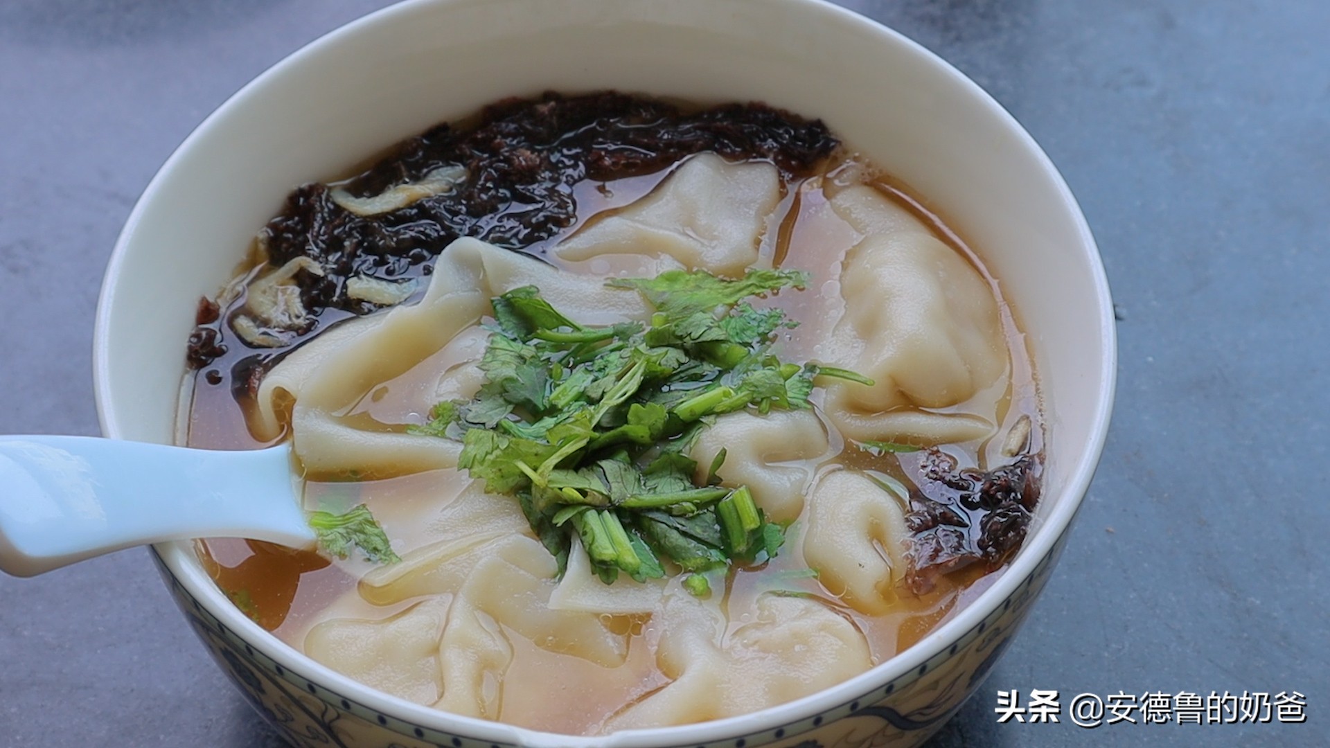 奶爸在家带着娃做馄饨现包现煮真材实料小朋友吃了一大碗