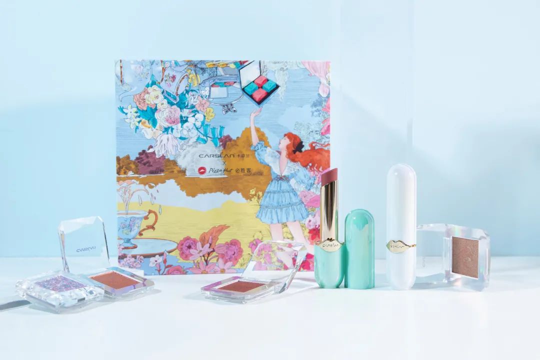 卡姿兰x必胜客的“下午茶”主题彩妆包装，梦回爱丽丝
