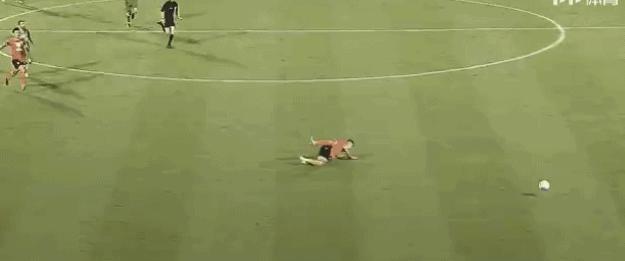 巴坎布国安最新视频,巴坎布争球摔倒视频