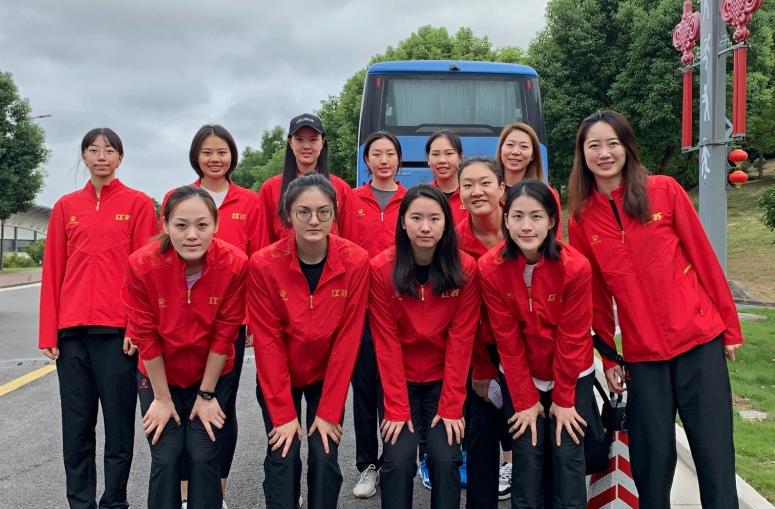 朱婷比赛中搂抱鼓励李盈莹,朱婷手腕康复在望状态将重返巅峰