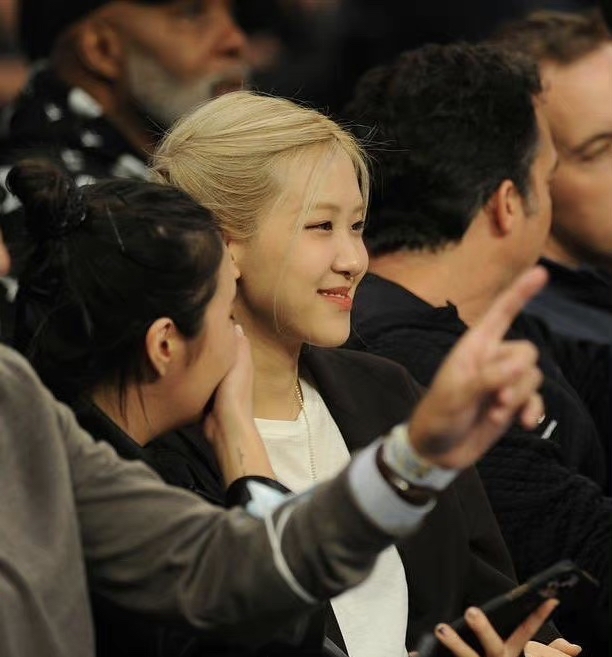 朴彩英最近去看nba球赛的照片,朴彩英nba赛场生图