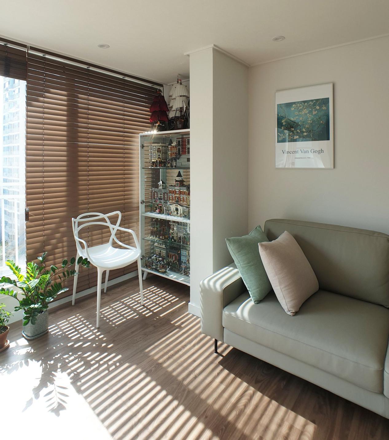 不多买,定期扔,85平米干净得太赏心悦目了,再住10年也照样清爽