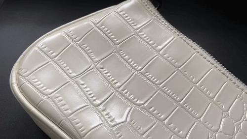 冬季背什么颜色的包包好看,40多岁背什么包包好看