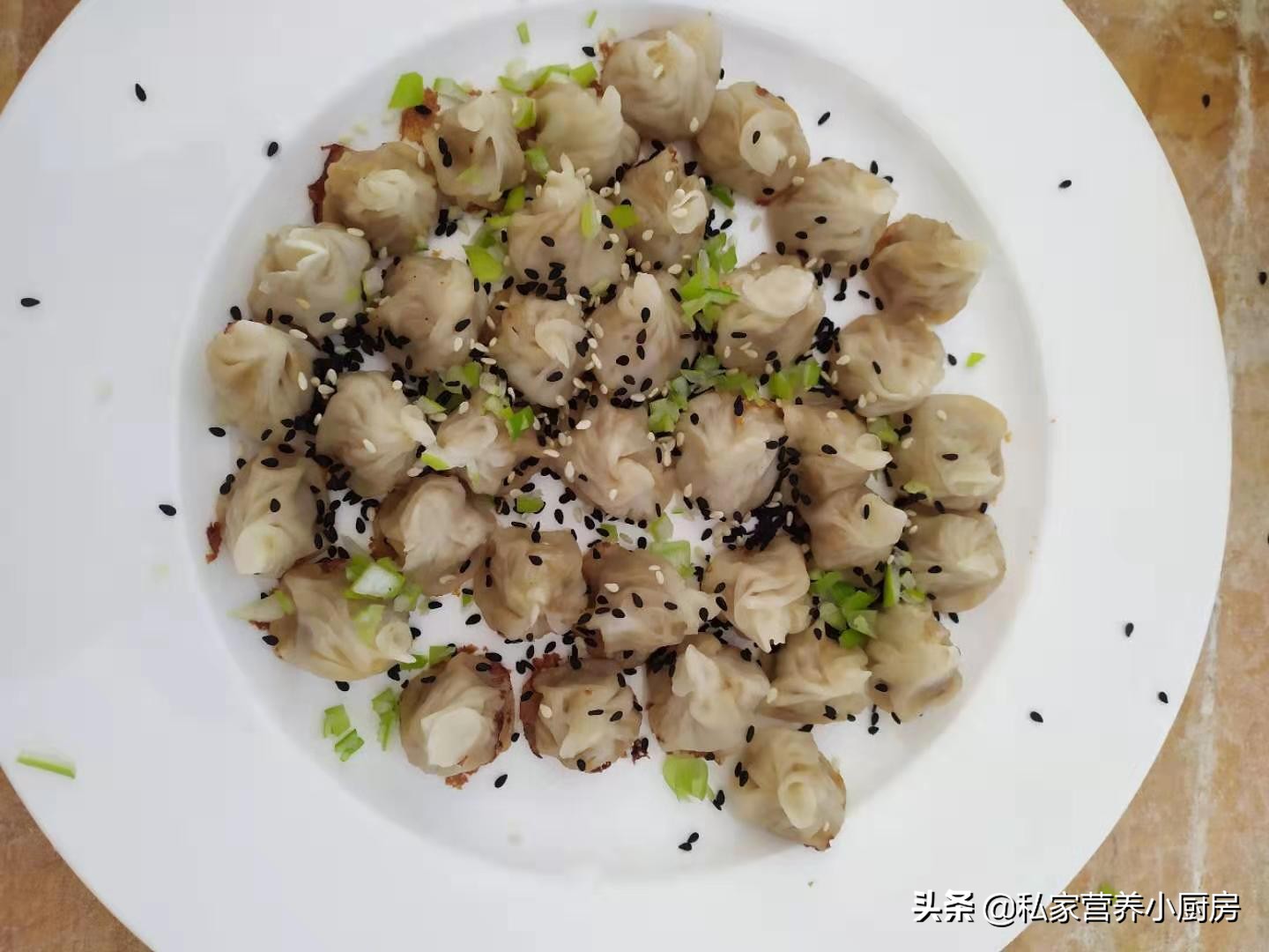 素馅水煎包子味道鲜美极致,香酥水煎包子