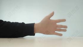 长时间玩手机胳膊酸痛怎么按摩,经常玩手机手指关节痛怎么办