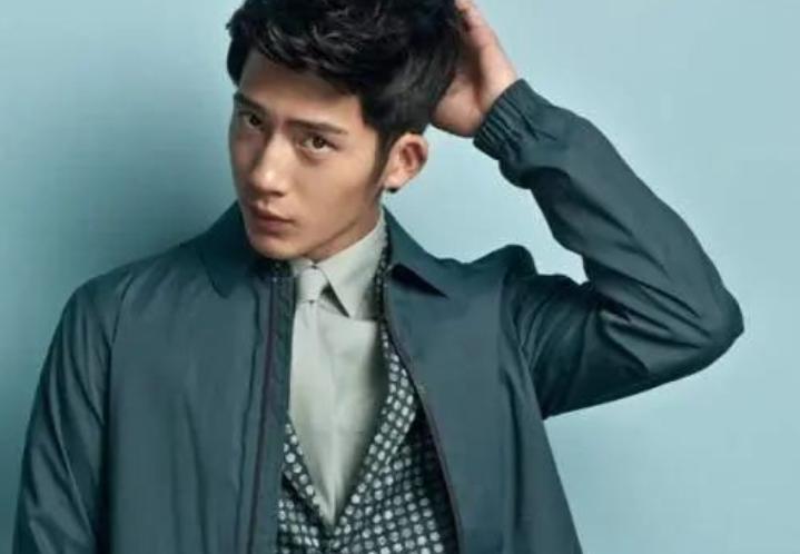 男人40岁穿什么颜色显年轻,男人不管穿啥建议少挑这2种颜色