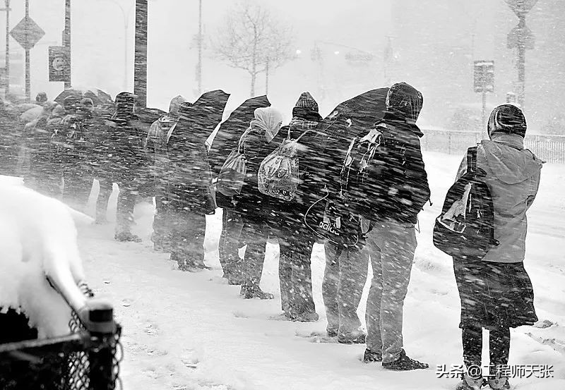 河北一父子出门被风雪吹着走,河北父子出门被风吹着走