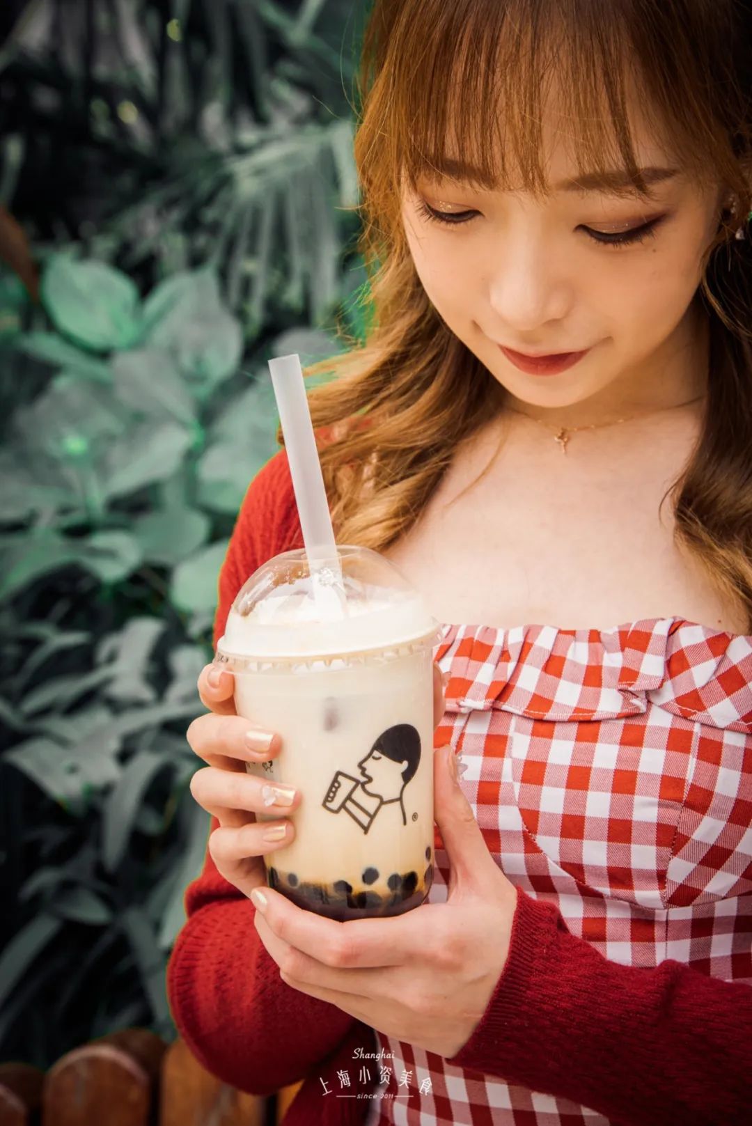 网红饮料喝起来,中药奶茶网红饮品