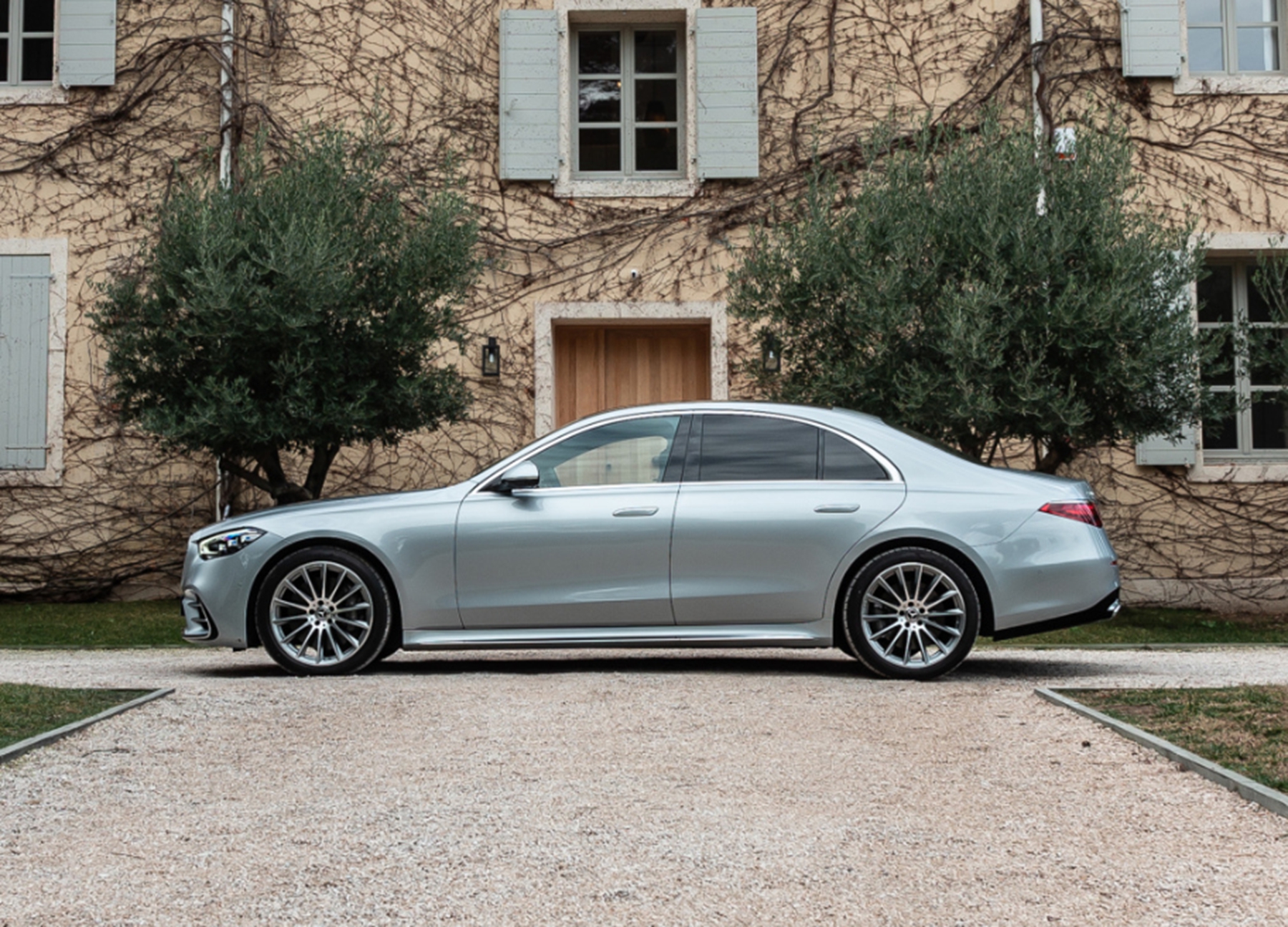 男子租奔驰车押金难退还,男子租奔驰要求赔偿