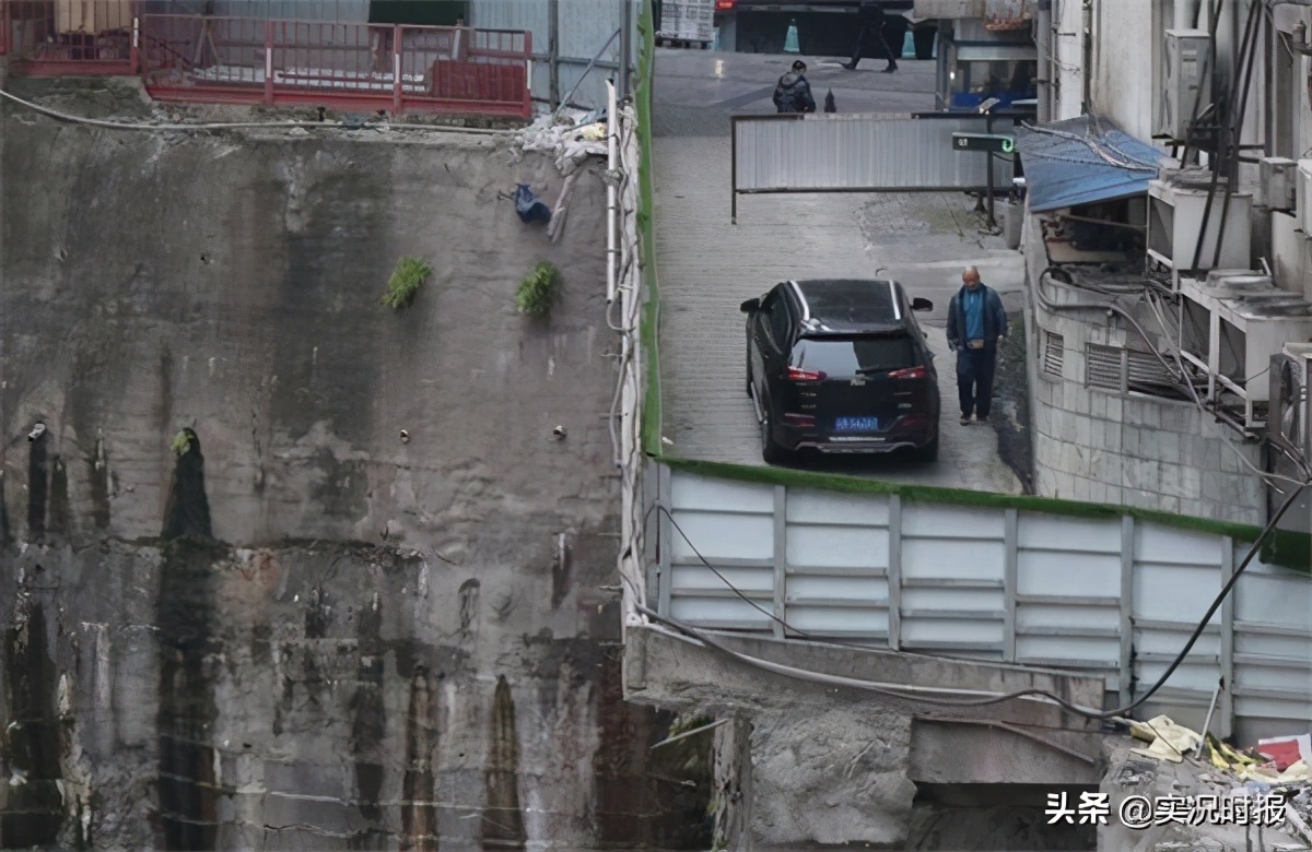 重庆楼中间的露天停车场,重庆狭窄的地下停车场