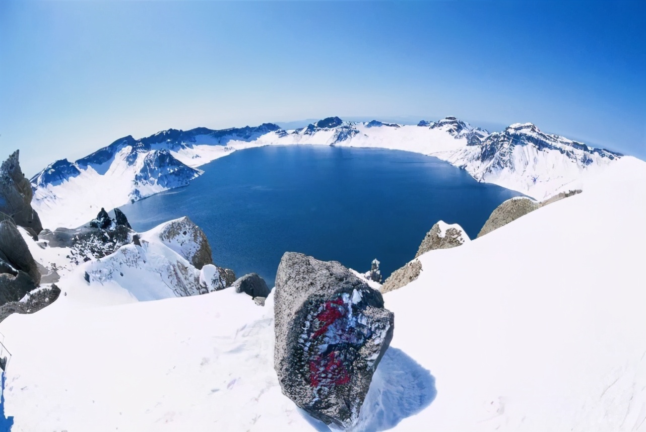 两个中国首富去长白山做矿泉水，一个亏掉40亿，一个却赚4千亿