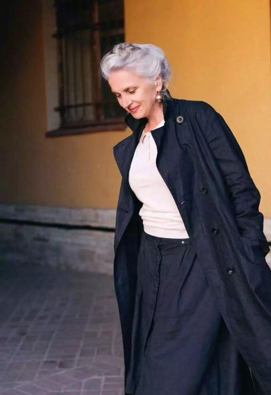 50岁身材超好的瑜伽女人,50岁女人成熟身材瑜伽