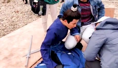 于朦胧剧组受伤视频曝光，左眼被戳流血不止，曾拍戏摔伤五处骨折