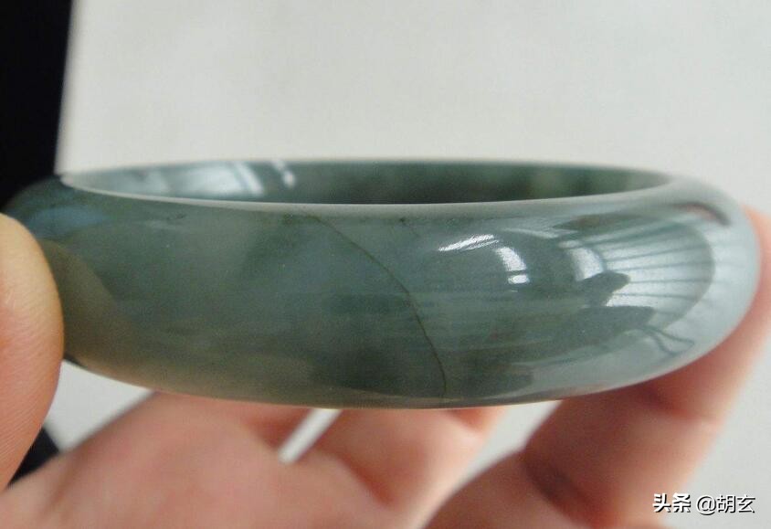 翡翠手镯的裂纹和生长纹如何区分,有裂纹的翡翠手镯是什么价格