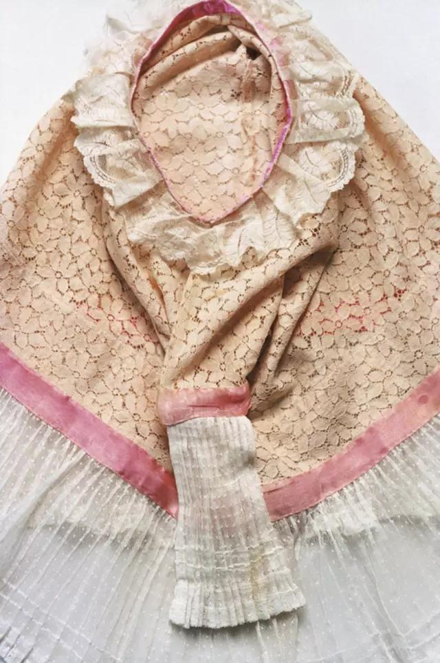 她是最有名的“荡妇”，身体残破不堪，却用画笔画出尖刻的爱情