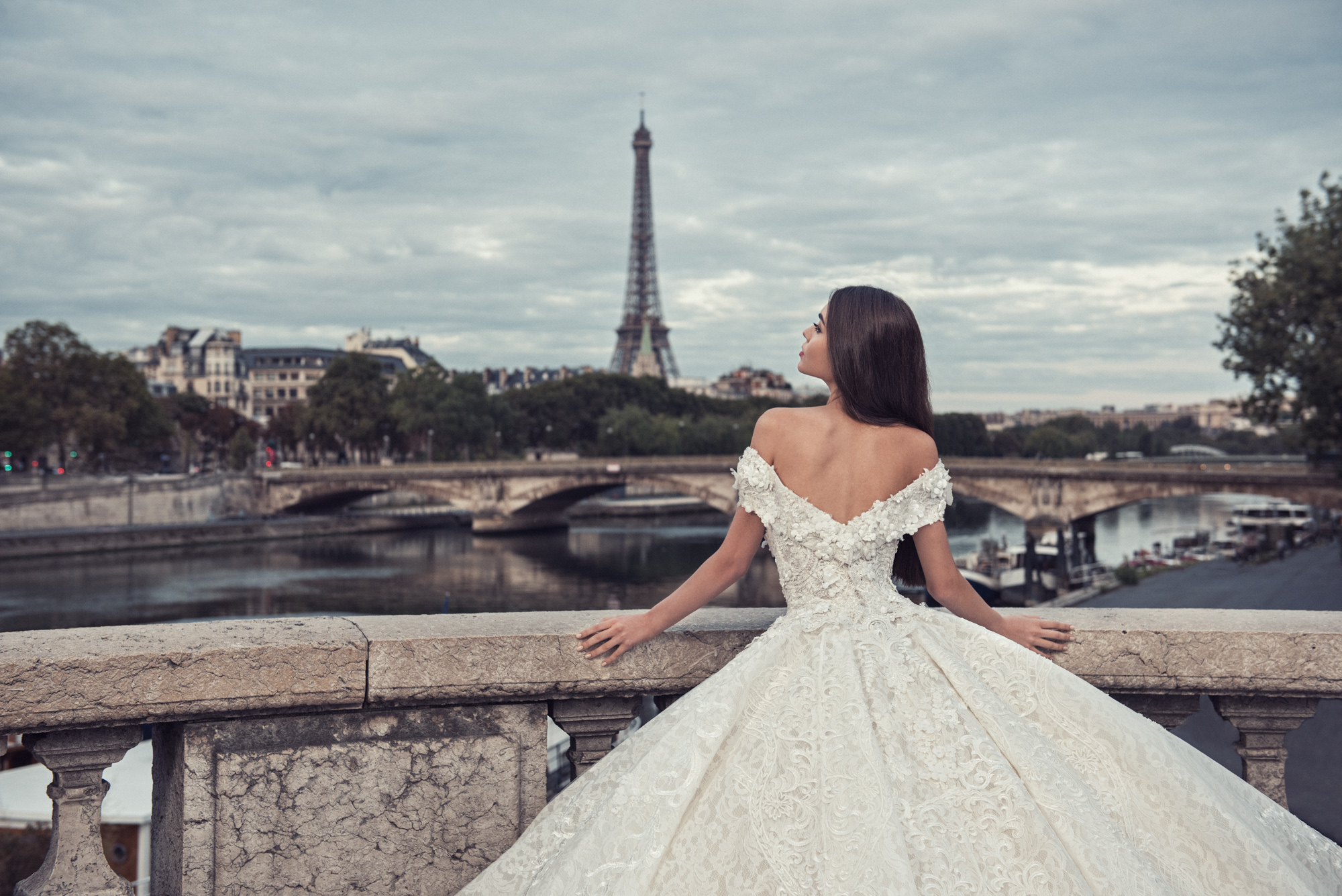 juliakontogr婚纱高定,身上有光眼里有星辰大海