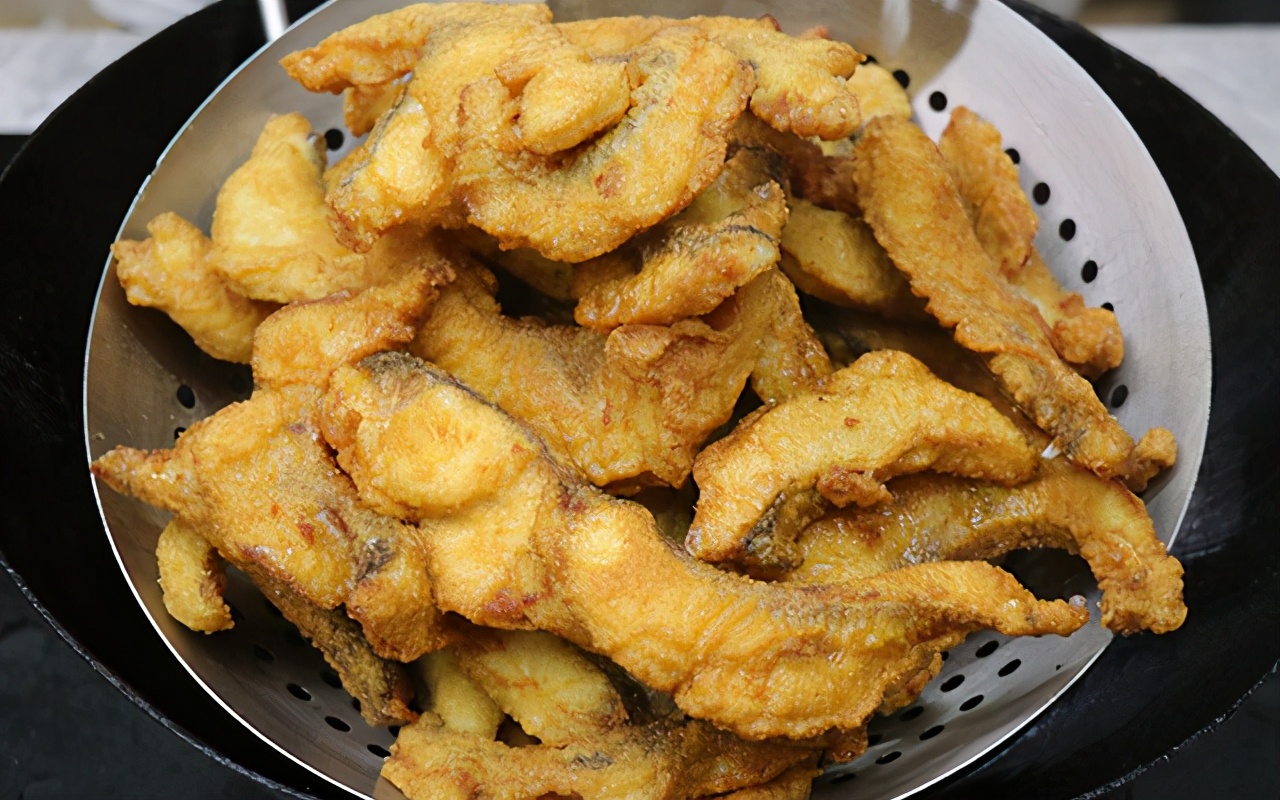 正宗椒盐香酥鱼的做法,这样的椒盐鱼块香酥可口你吃过吗