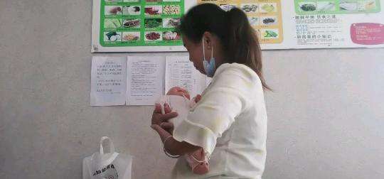 月嫂如何帮宝宝解决便秘,月嫂教宝宝大便