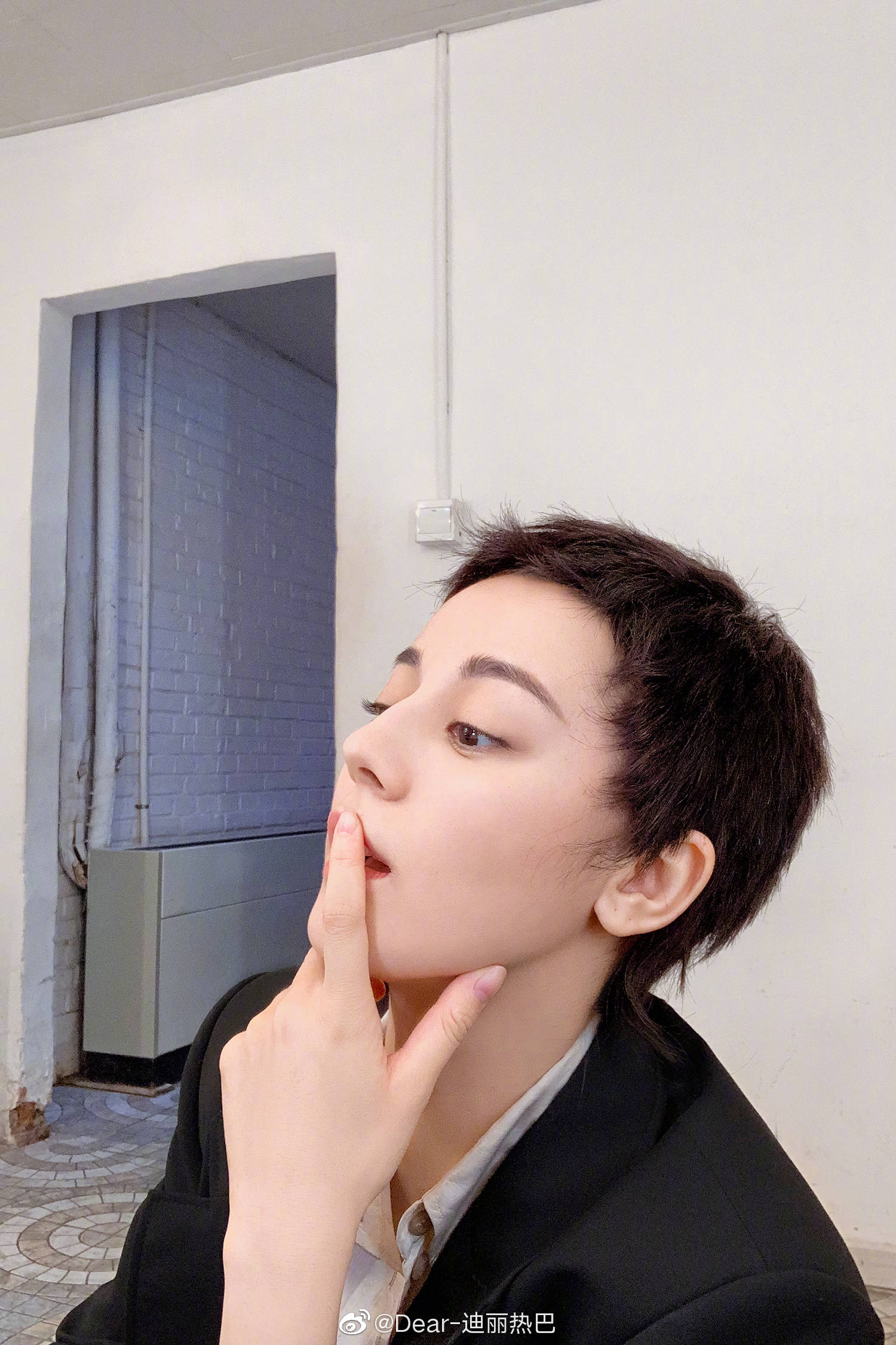 热巴自拍照引热议,热巴寸头照片