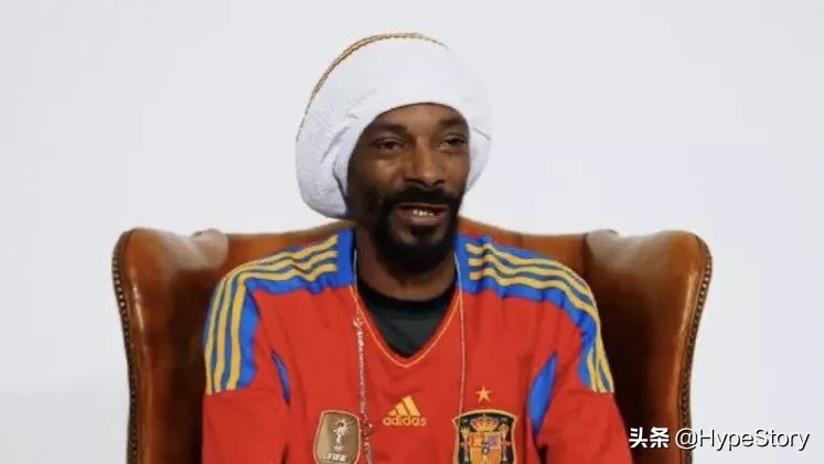 他是西海岸教父级的说唱歌手，也是足球圈最拽的球衣狂魔