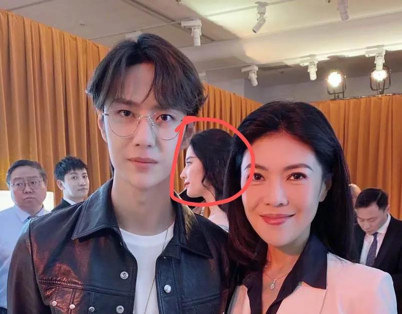 肖战刘亦菲热巴,微博之夜肖战刘亦菲领奖全过程