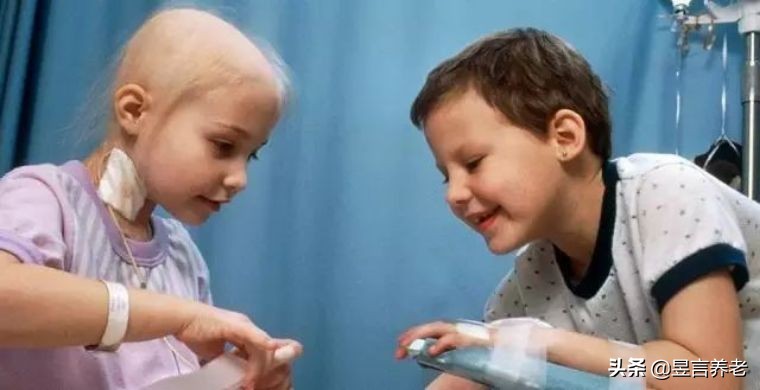 戴15元手表，租一居室，秘密捐出560亿，这位老人活出上帝的模样