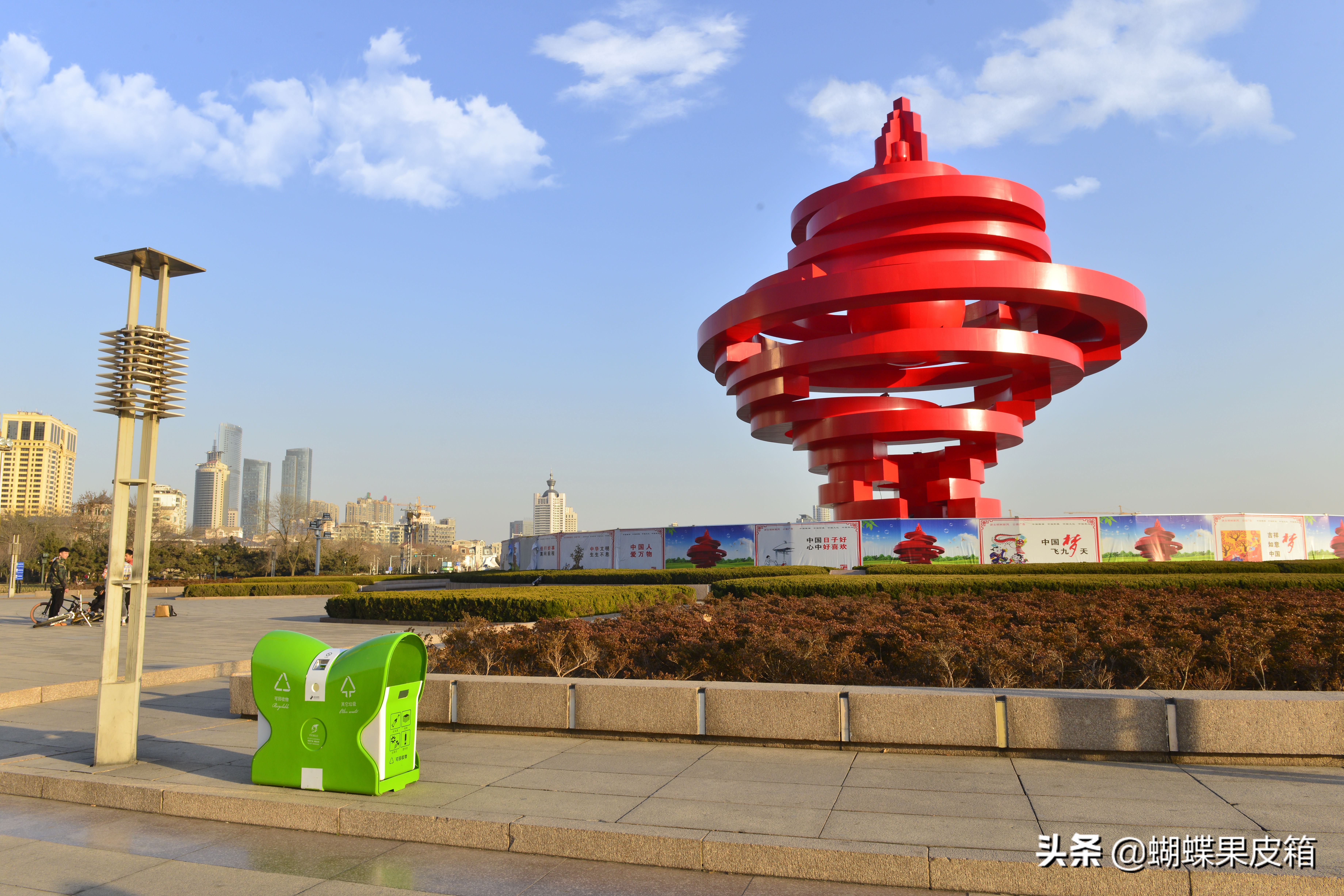 马路旁果皮箱,果皮箱街路摆放标准