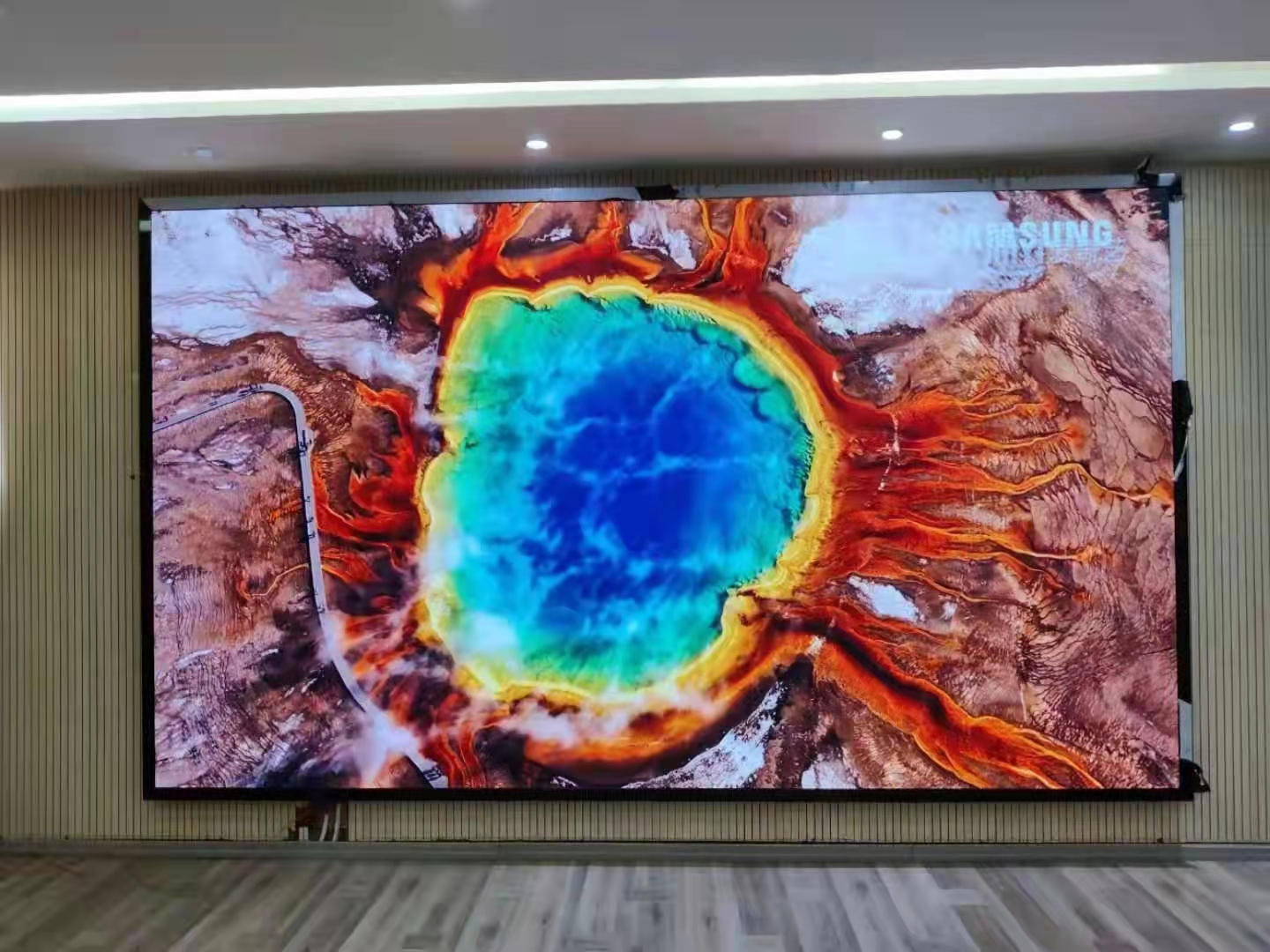 ledp2mm全彩显示屏多少钱一平方,室内p2全彩led屏价格