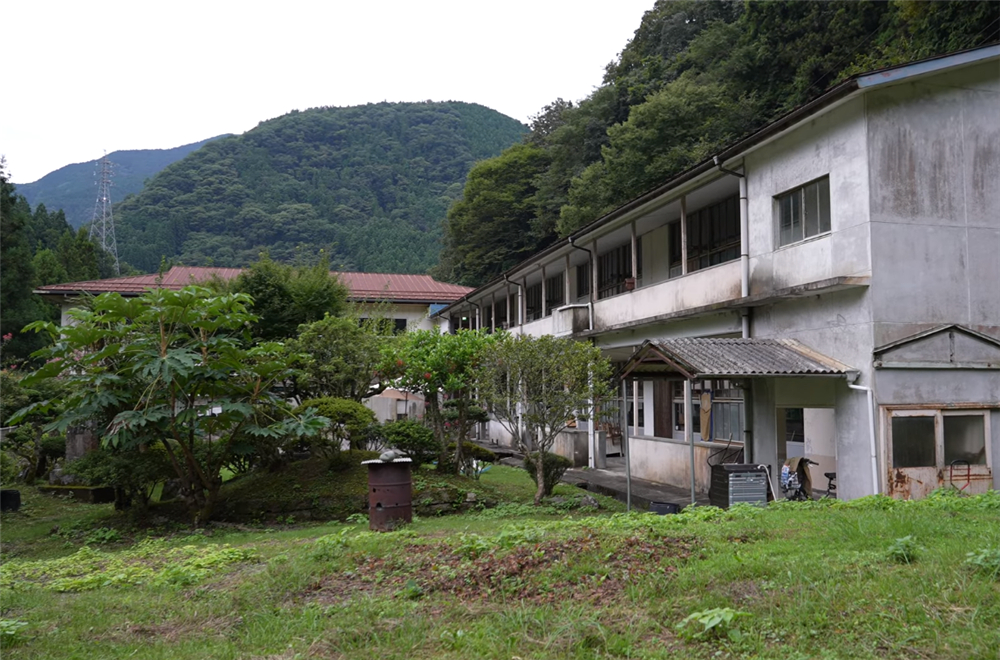 80后小伙回荒废十年的农村大学,80后小伙回荒废10年农村大学