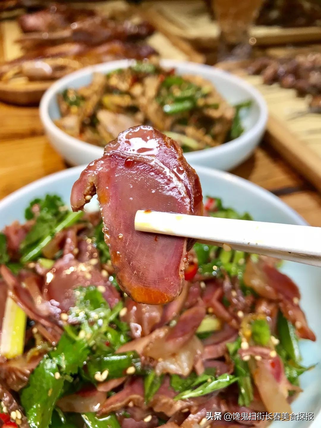 二道老厂区奇店。鹅的一切，全都炭火烤。烤鹅脖大锤抡