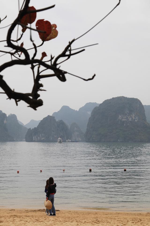 这里虽然风景如画人们生活的却很凄惨没日没夜的追着大船讨生活