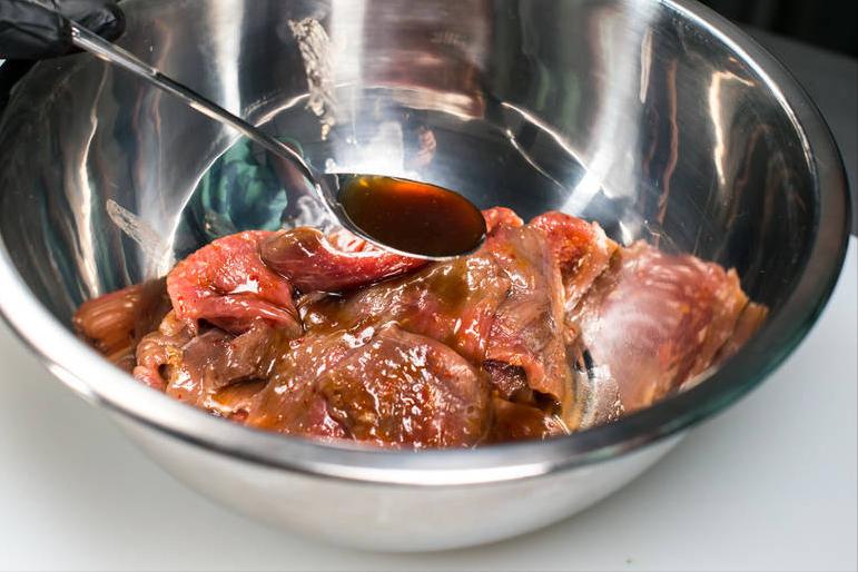 瘦肉怎么炒不会老硬,炒肉有点发硬咋办