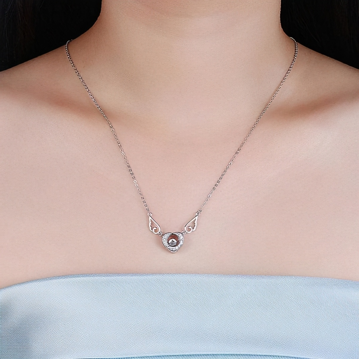 锁骨链搭配衣服,锁骨链能搭配的衣服