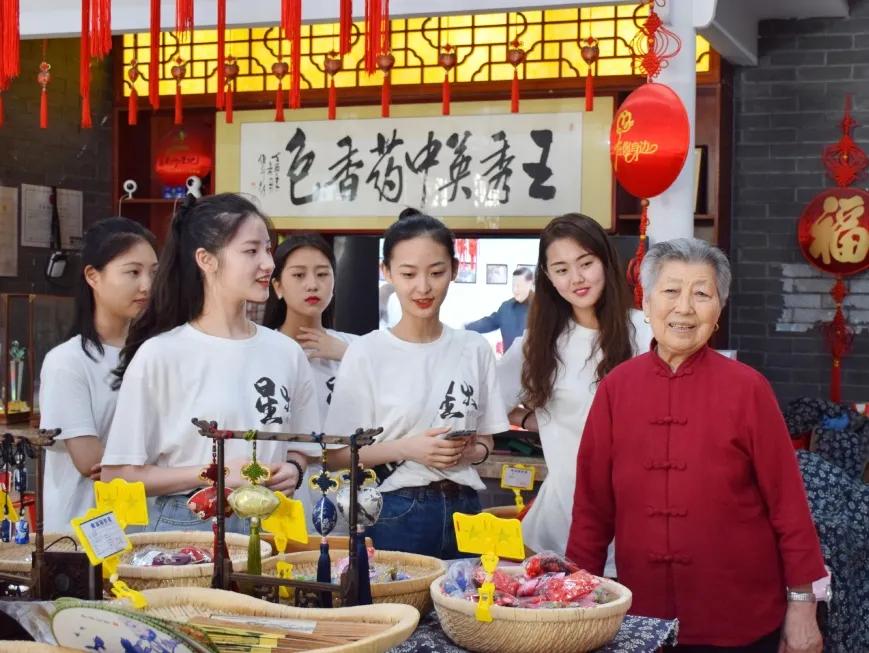 南体健美操的直播间,南体直播回放春晚