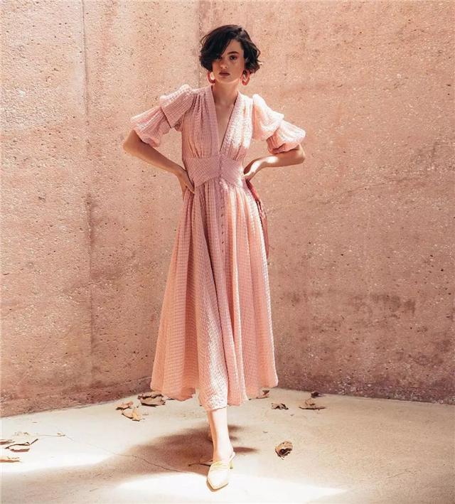 脸色暗黄穿高级灰减龄吗,女人过了40岁别总穿一身黑