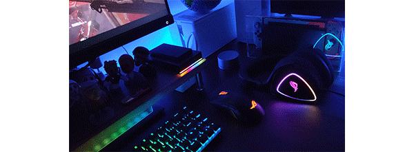 游戏宅的电脑桌面,游戏头戴式耳机rog棱镜s