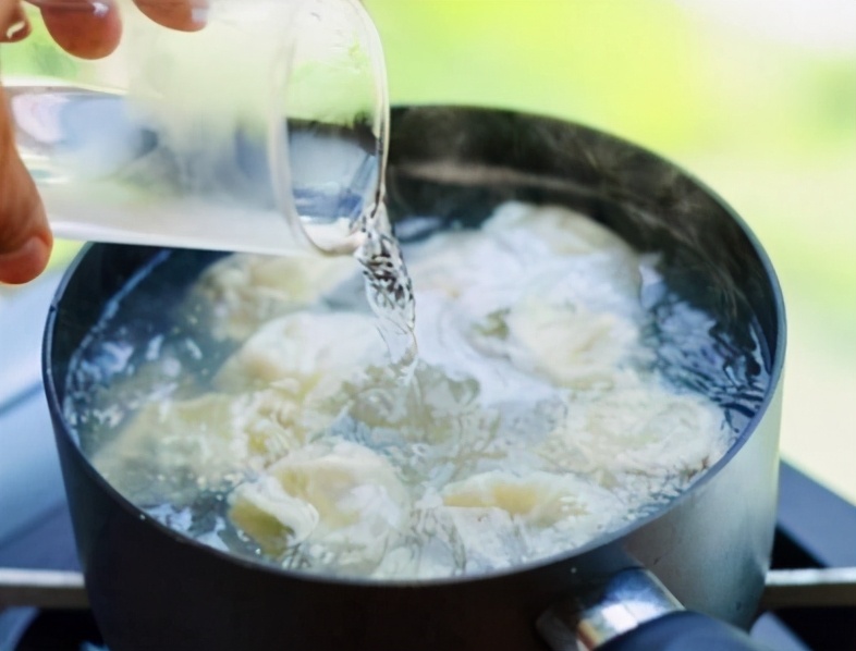 水煮饺子放什么煮才不会开口呢,煮新鲜饺子的不破皮正确方法