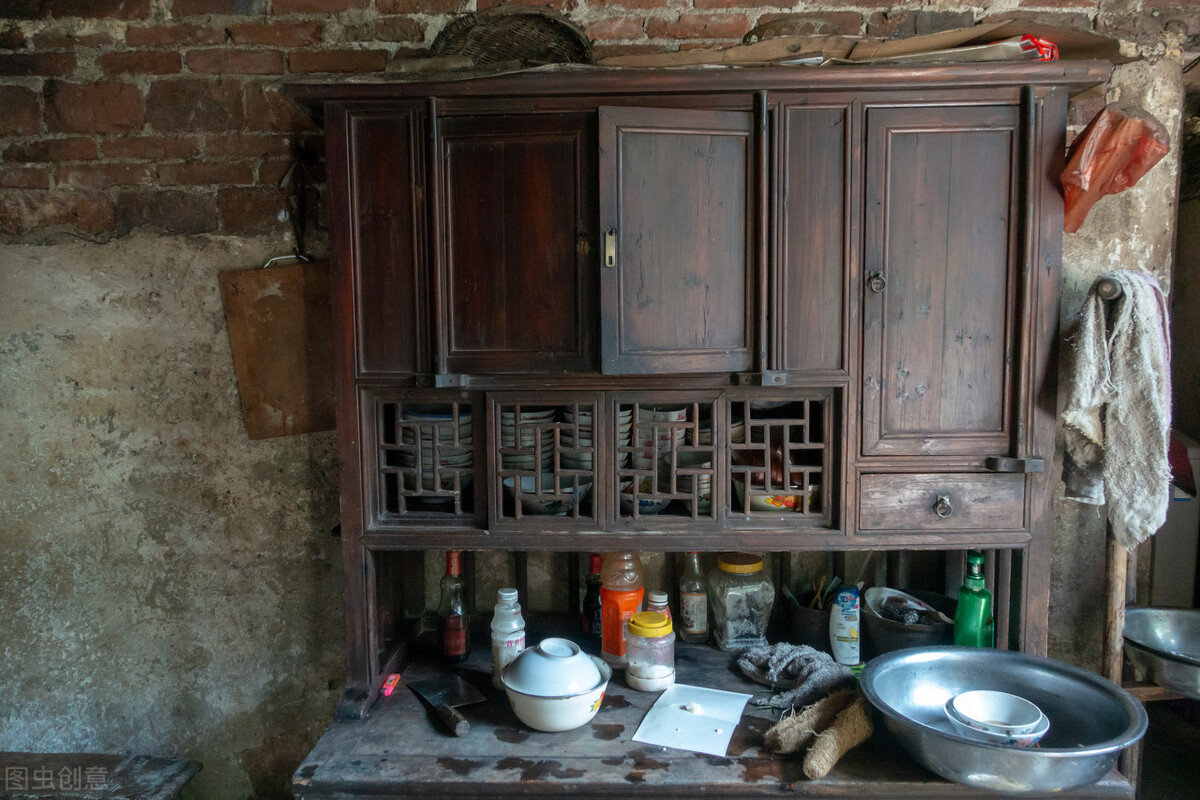 穿孝衣进院子有什么说法,身穿热孝不登门是什么意思