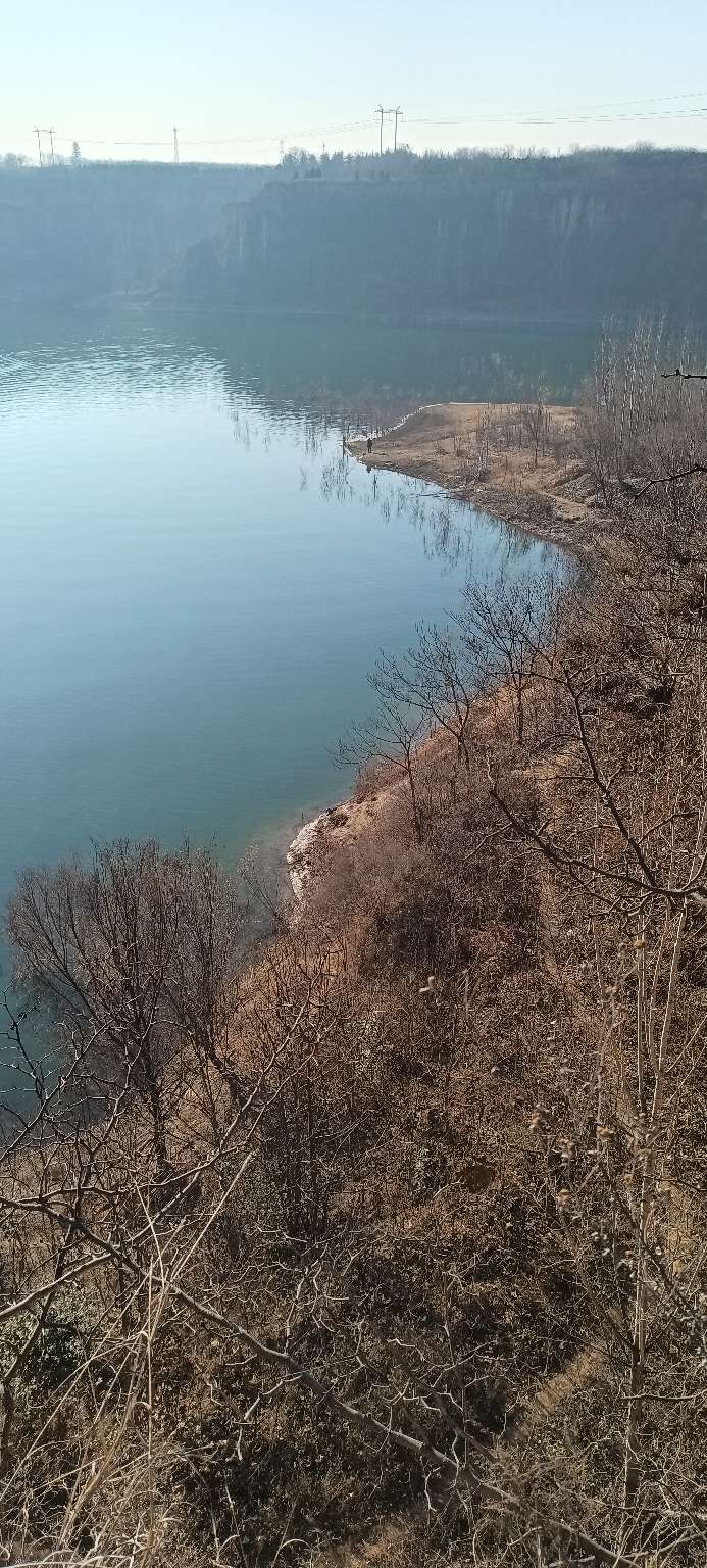 冬天的微锻炼，无意间找到一处篮球和足球场，非周末无人！来