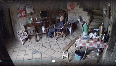 70岁老人感动到万千网友,95岁爷爷和孙女的感人视频