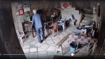 70岁老人感动到万千网友,95岁爷爷和孙女的感人视频