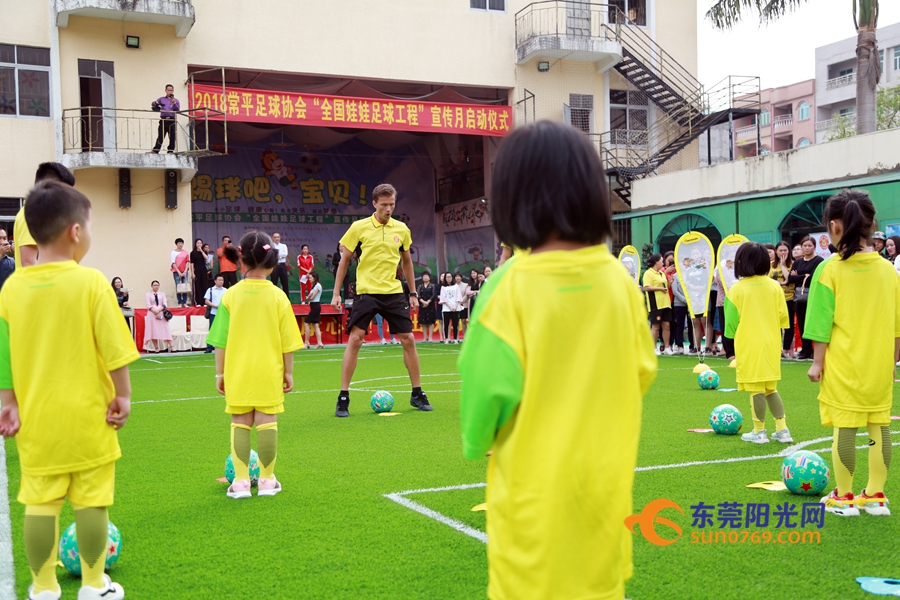足球从娃娃抓起原视频,足球教育从幼儿抓起