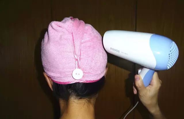 洗衣机湿衣服怎么快速变干,没用洗衣机甩的衣服怎么能快速干