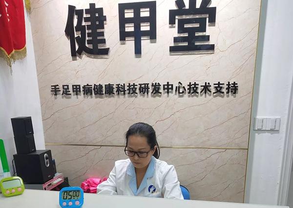 坚持了10年她每周日上门义务为老人修甲