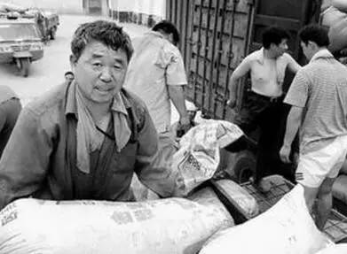 80年代交公粮真实情景视频,回忆三十多年前交公粮的情景