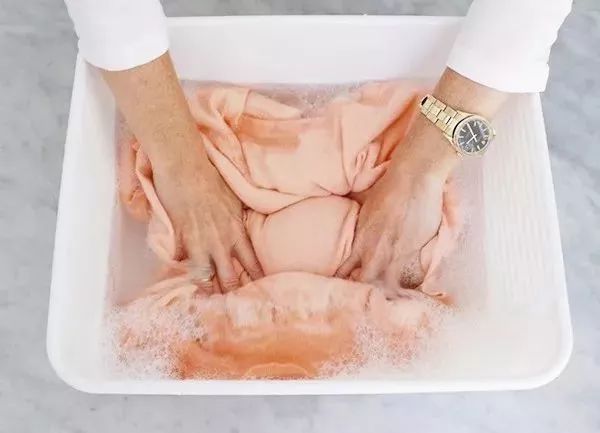 羊毛衣每次洗都缩水吗,怎么让羊毛衣不会掉毛