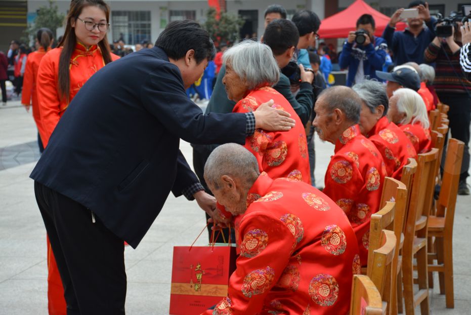 重阳节敬老爱老祝福视频,重阳节孝老敬亲广播稿