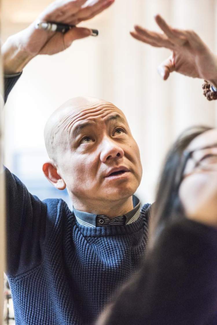 脚踩到玻璃2公分深,脚踩着碎玻璃